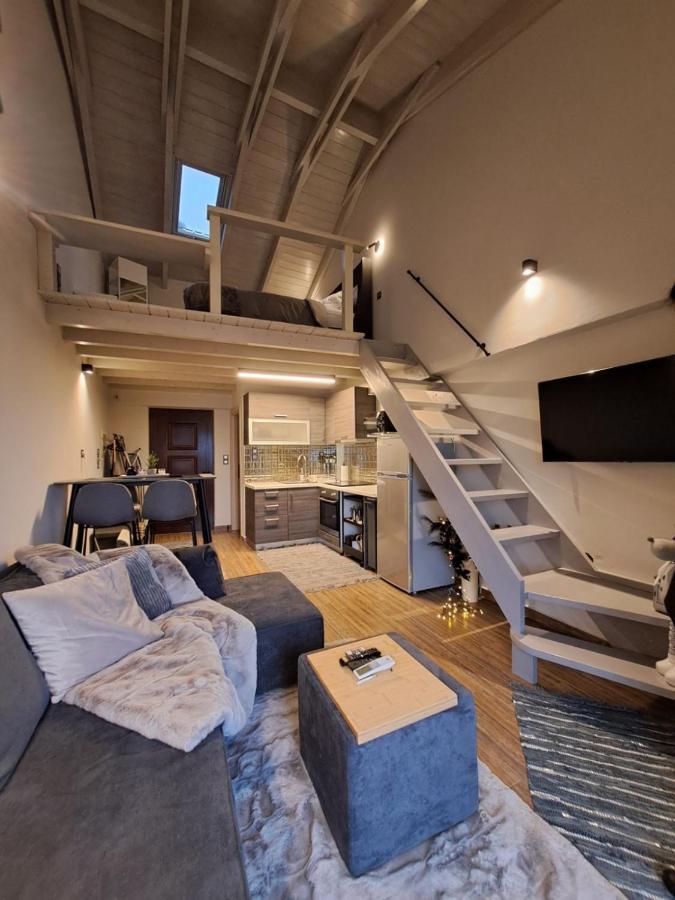 Vrachos Suites Aigio Bagian luar foto