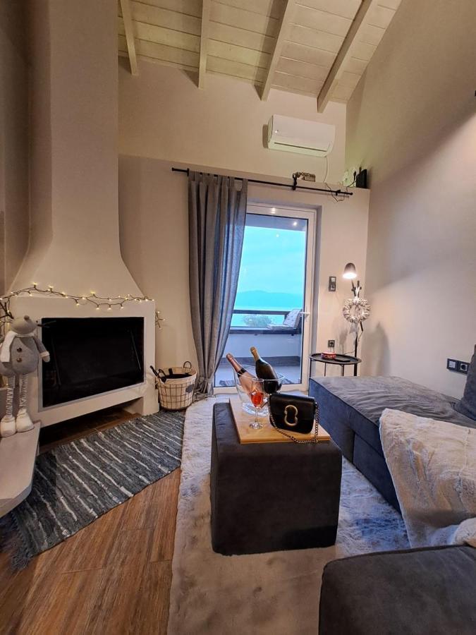 Vrachos Suites Aigio Bagian luar foto