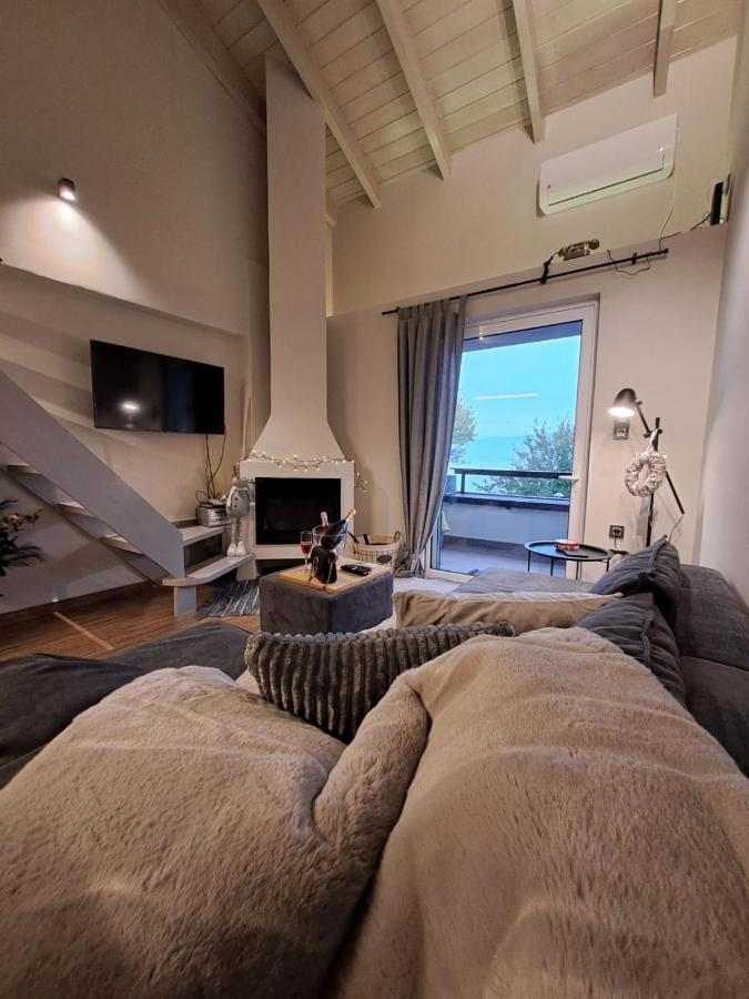 Vrachos Suites Aigio Bagian luar foto