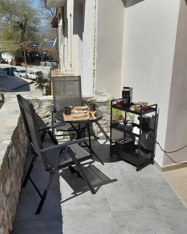 Vrachos Suites Aigio Bagian luar foto